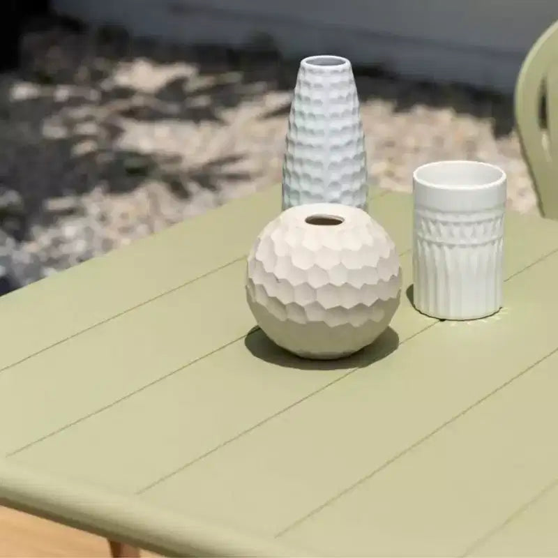 Table de bistrot de patio avec pieds en résine recyclée et finition teck, verte